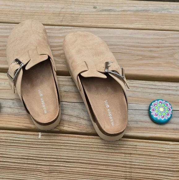 Size 8.5 Women's Madden Girl Tan Slip-On Clogs - Picture 2 of 5